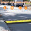 Rampe de protection de câble en caoutchouc robuste à 3 canaux - Revêtement de sol antidérapant, bosse de vitesse - Capacité de charge de 28 000 lb - Prévient les trébuchements et les chutes, pour les allées et les garages - Dimensions: 94,5 x 50 x 8 cm
