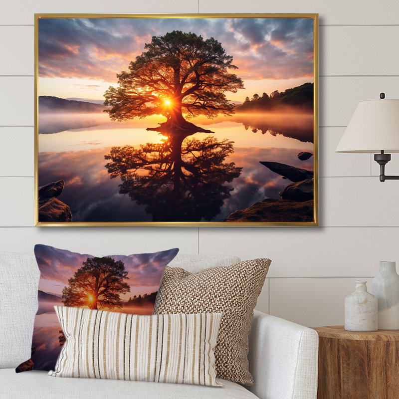 Soleil couchant à travers les arbres au bord du lac sur toile, H 34 po x l 44 po x P 1,5 po, Cadre flottant doré