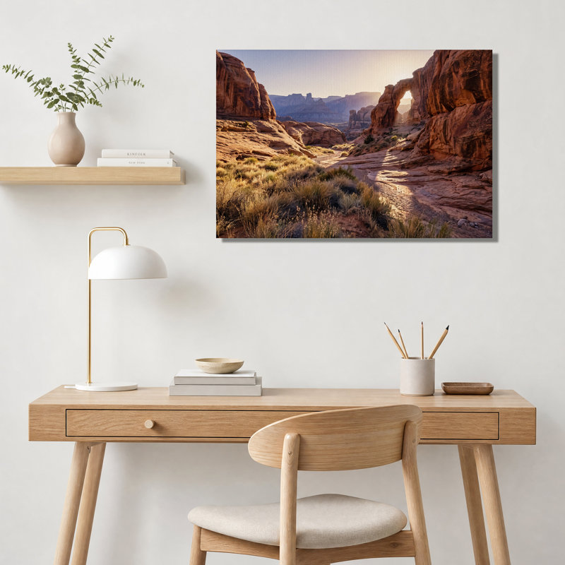 Tableau sur toile représentant une arche de grès surplombant une vallée désertique, H 32 po x l 48 po