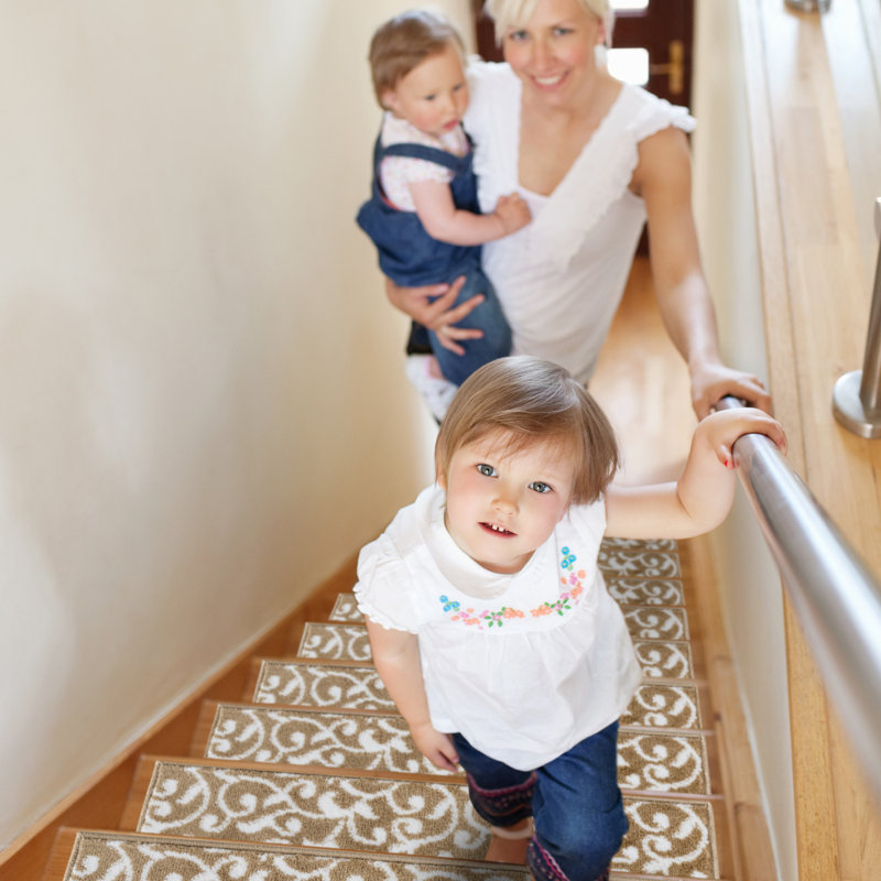Tapis d'escalier intérieur antidérapant 9 po x 28 po Spradling, Blanc / beige
