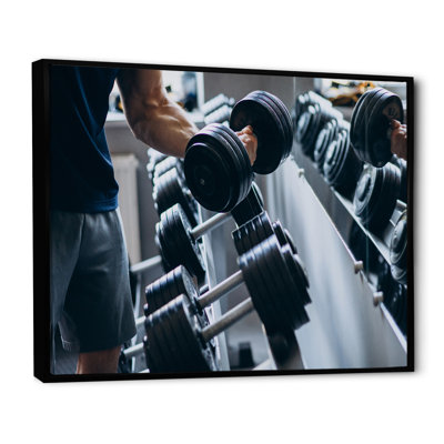 Homme fort s'entraînant au gymnase sur toile
