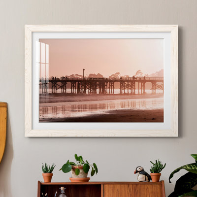 Jetée au coucher du soleil par J Paul - reproduction de photo sur papier encadrée