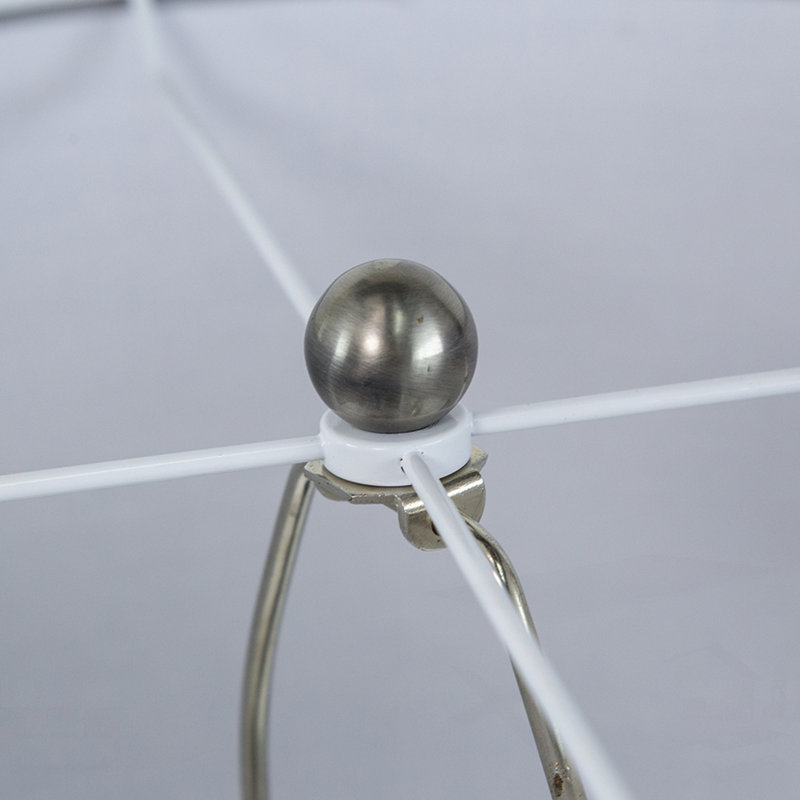 Élégante lampe de table brossée à luminosité réglable, parfaite pour la décoration moderne et la lecture.