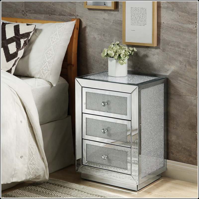 Table de chevet de style glamour avec trois tiroirs, finition miroir et incrustations de faux diamants pour un décor moderne