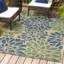 Tapis d'intérieur / extérieur bleu marine / vert à motif floral texturé Hagy-258563878