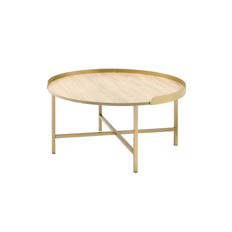 Table basse contemporaine en chêne et or présentant un plateau rond et une base en métal avec barre transversale