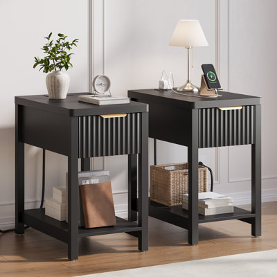 Table de chevet noire, ensemble de 2 avec station de charge, tables de chevet cannelées à 1 tiroir avec tablette de rangement ouverte, H 23,62 po x l 13,78 po x P 19,68 po