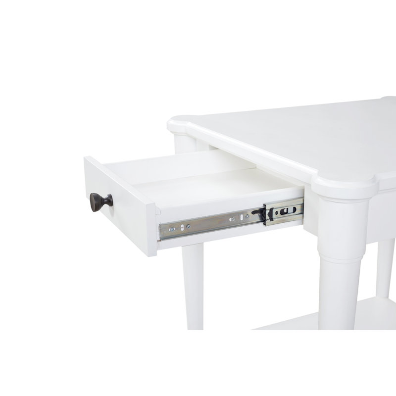 Table d'appoint blanche avec tablette et tiroir de rangement, bois massif, style transitionnel décontracté, hauteur 63 cm, largeur 66 cm, profondeur 61 cm.