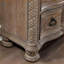 Table de chevet transitionnelle en bois massif à 3 tiroirs avec boutons bronze