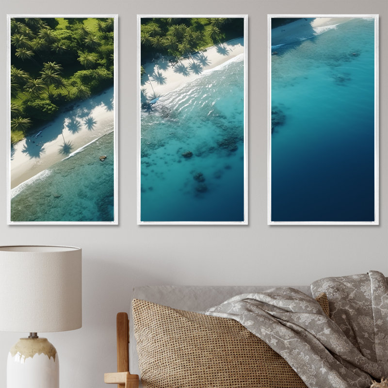 Plage relaxante vue aérienne V - Art mural plage, Cadre flottant blanc, H 40 po x l 61 po x P 1 po