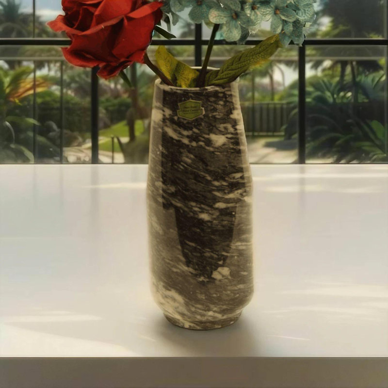 Vase en marbre noir