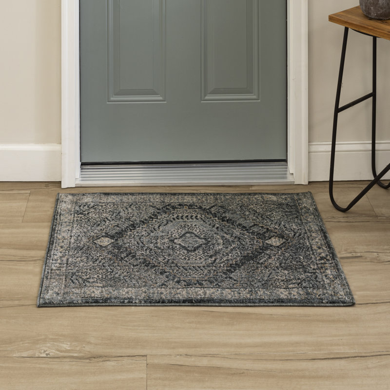 Tapis gris tissé à motif géométrique en polyester Broadmeadow, Rectangle 1 pi 11 po x 3 pi