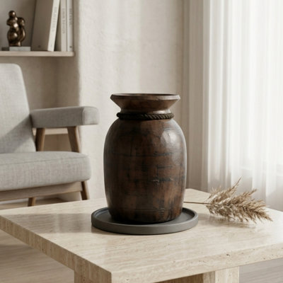 Vase d'inspiration antique en bois brun avec corde rustique - décor de table de ferme