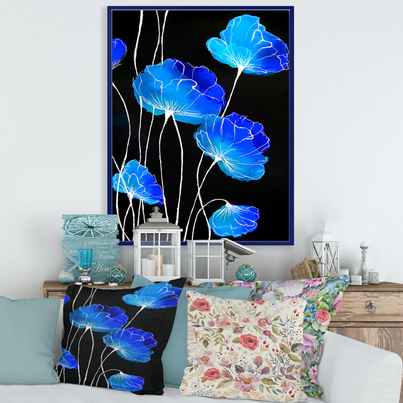 Détail de fleurs bleues sur fond noir II - Impression sur toile, H 40 po x l 30 po x 1,5 po, Cadre flottant bleu