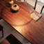Une table de salle à manger en bois de frêne robuste et durable-111007978