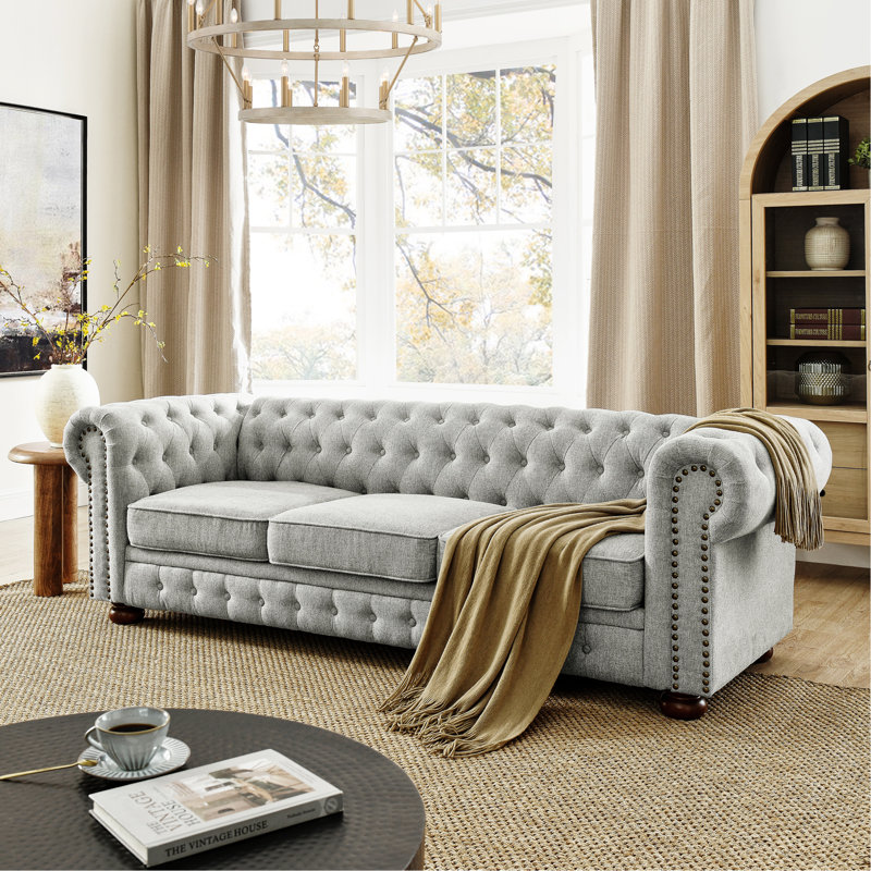 Canapé Chesterfield capitonné à 3 places avec accoudoirs à volutes et têtes de clou