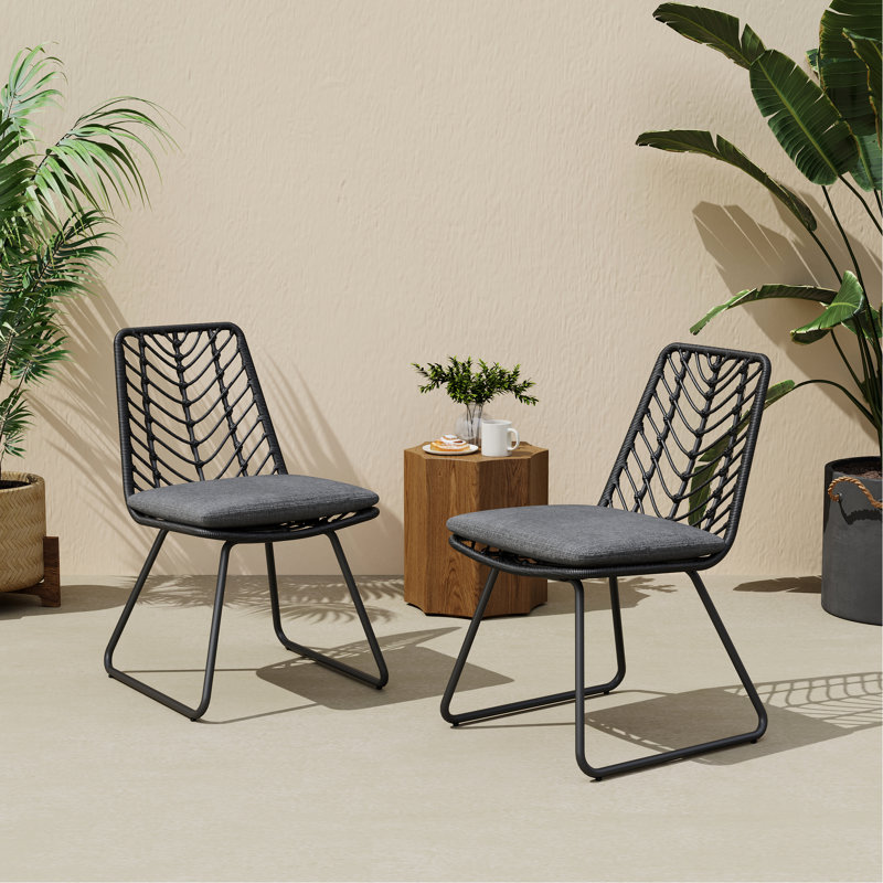 Chaise d'extérieur en gris avec dossier en mousse et coussins de siège