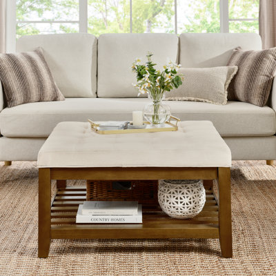 Grande table basse rembourrée en lin capitonné avec tablette et structure en bois de hêtre, repose-pieds surdimensionné