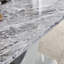 Table moderne en panneau de fibres à densité moyenne convenant à 4 à 6 personnes, table de salle à manger de 63 po avec plateau en bois aggloméré texturé gris marbré, structure facile à assembler et durable, ce qui en fait un choix idéal pour les restaurants.-599482065