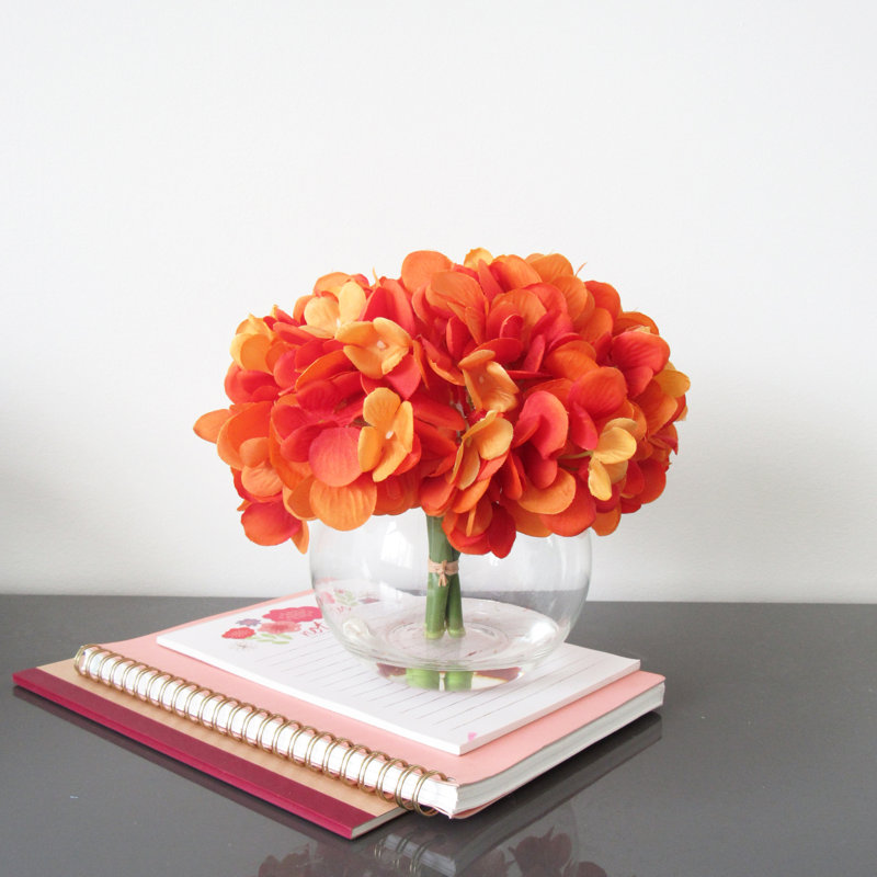 Centres d'hortensias dans un vase, Orange
