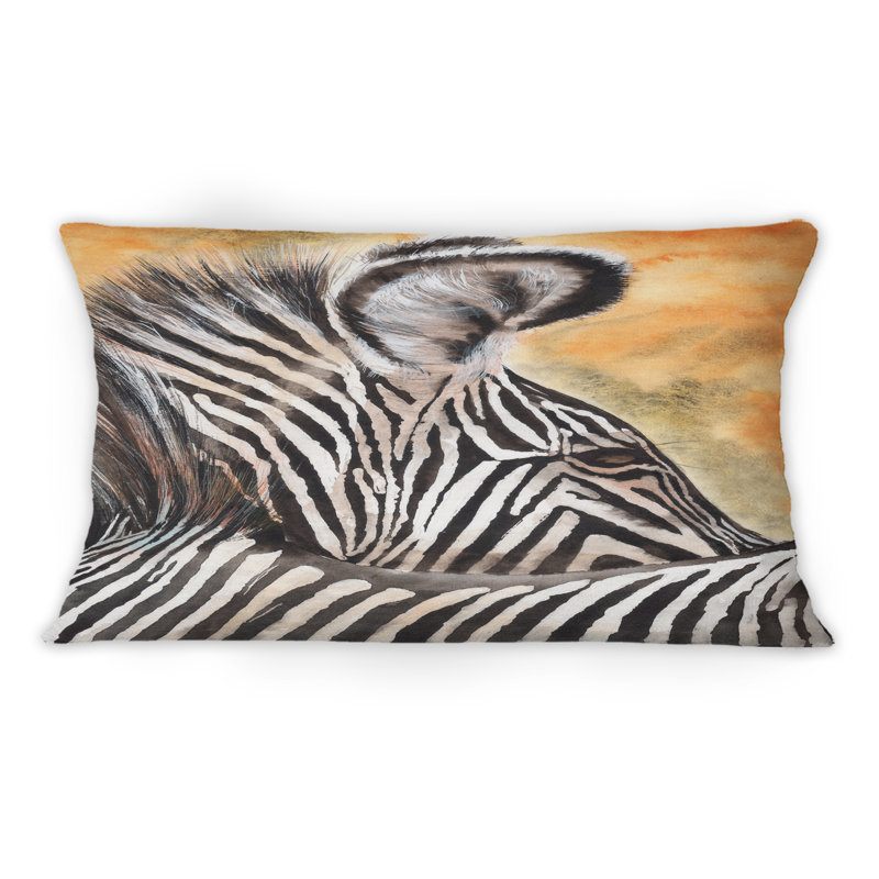 Zèbre avec rayures contrastantes noires et blanches en V - coussin décoratif traditionnel 1