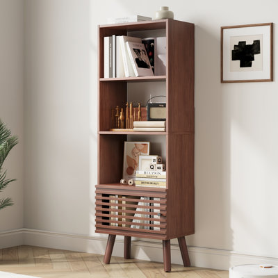 Petite bibliothèque d'angle étroite, bibliothèque moderne de style Mid-Century H 55 po avec porte à lattes, bibliothèque à 4 cubes avec tablette ouverte, armoire de rangement pour salon, bureau personnel, noyer