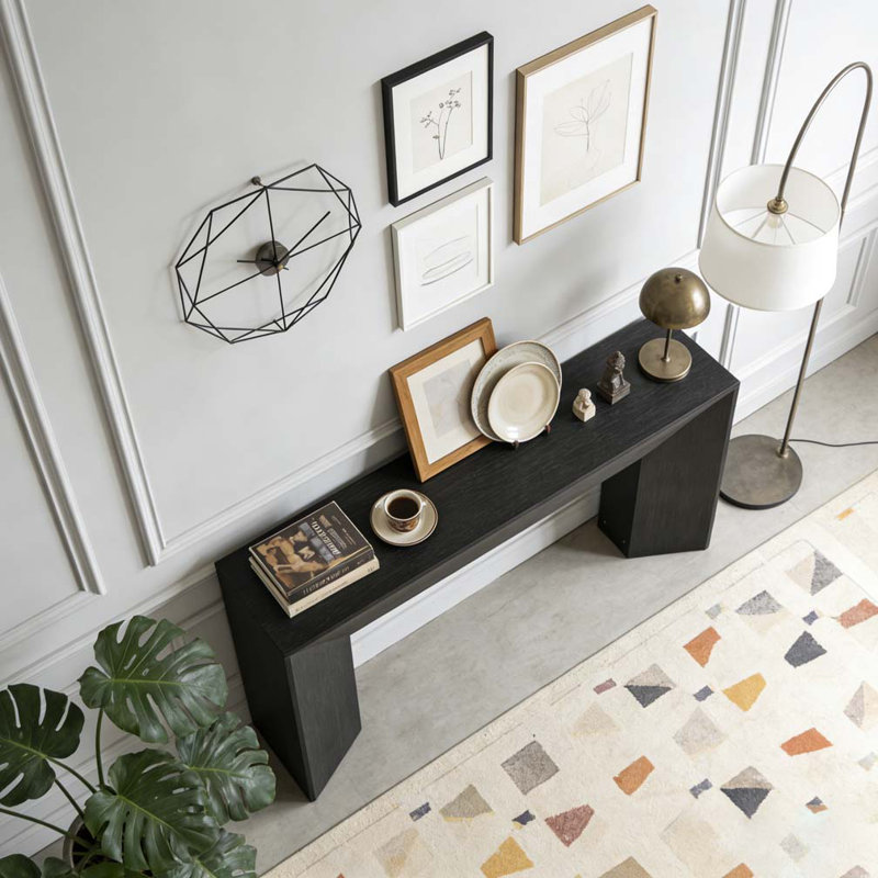 Console en bois avec canapé et couloir