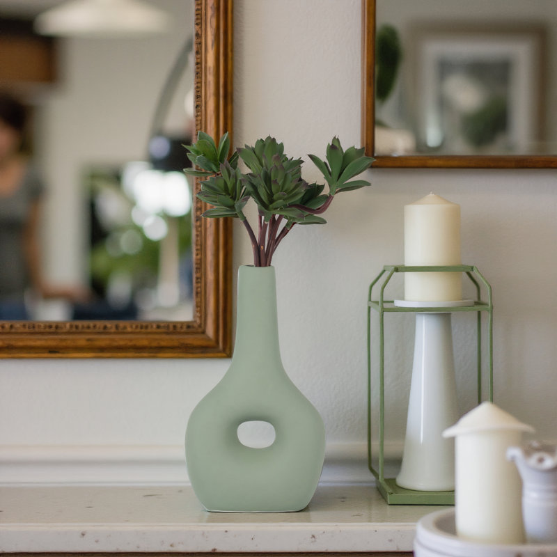 Vase décoratif en céramique en grès avec forme sculpturale en forme de beignet et design bohème moderne pour un style artistique et une étagère contemporaine