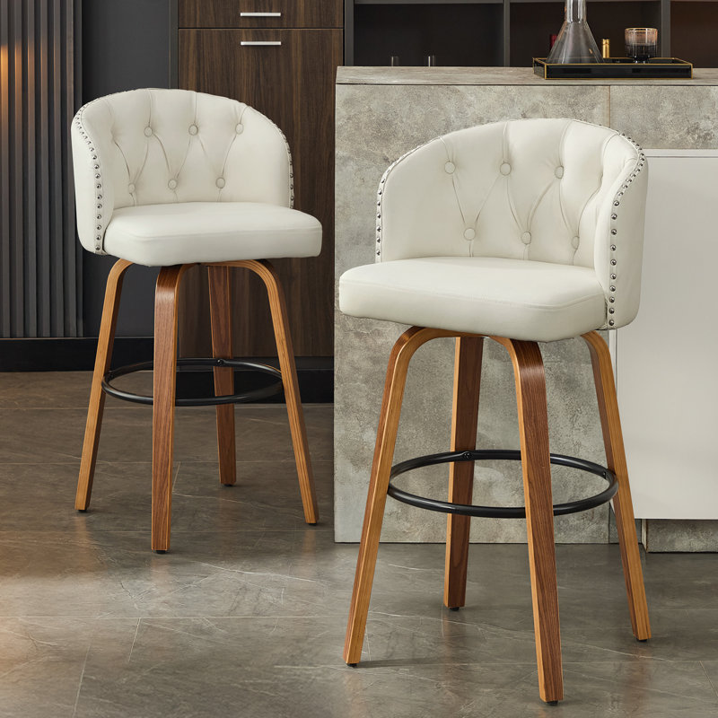 Tabouret de comptoir pivotant avec pieds en bois courbés, dossier capitonné et garniture cloutée, Blanc