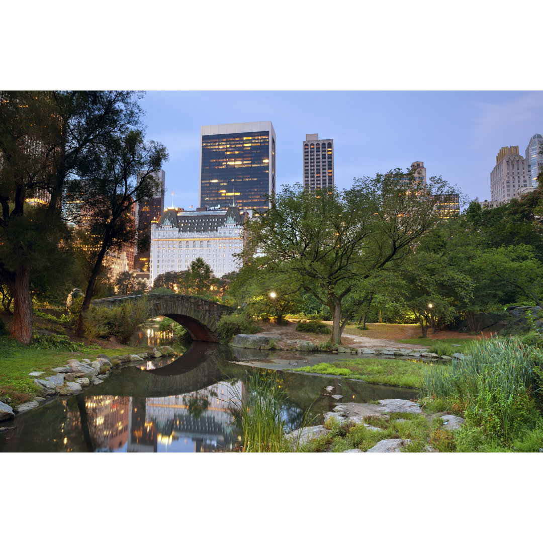 Manhattan Skyline von RudyBalasko - Kunstdrucke auf Leinwand