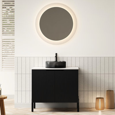 Meuble-lavabo avec lavabo rond noir transparent, comptoir en pierre frittée blanche, rangement autoportant à 2 portes, mécanisme de fermeture amortie, style contemporain et pratique, sans robinet, lavabo en verre de 76 cm, à poser sur un comptoir.