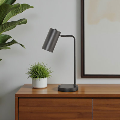 Lampe de table Adina avec port USB et abat-jour en métal gris, H 17,58 po x l 6,13 po x P 8,97 po