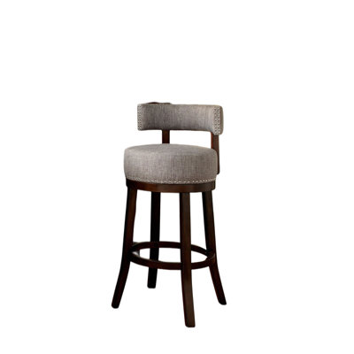 Chaises de bar 2 pièces 25 po soutenues par de riches pieds en bois foncé. Les sièges et les dossiers rembourrés en tissu offrent une assise confortable