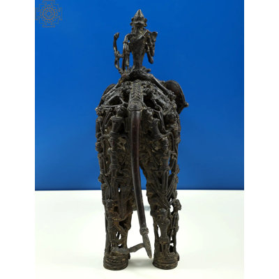 Figurine d'homme tribal assis sur un éléphant