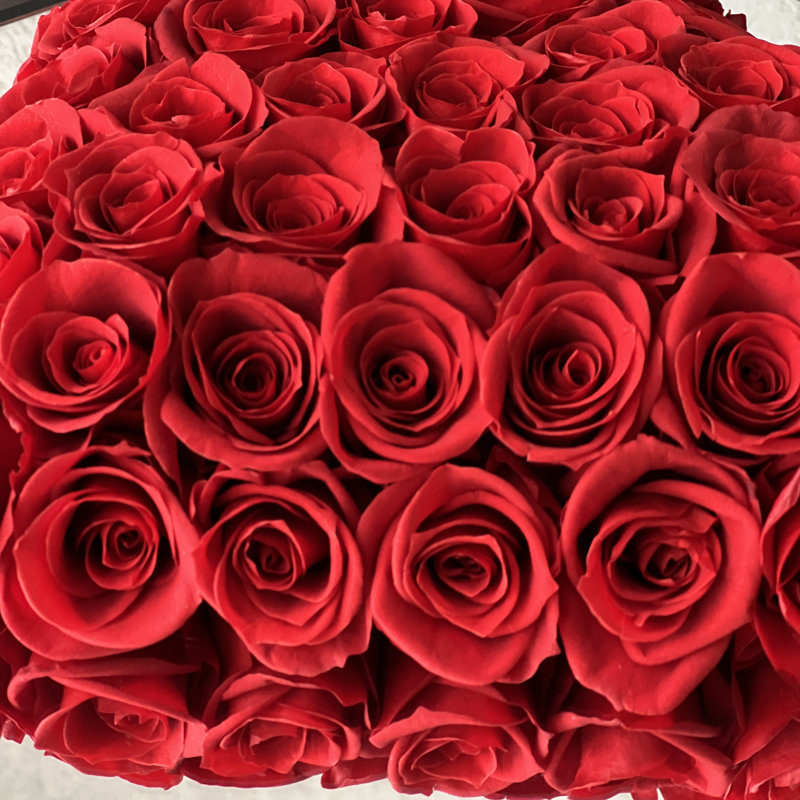 Arrangement floral de roses en boîte