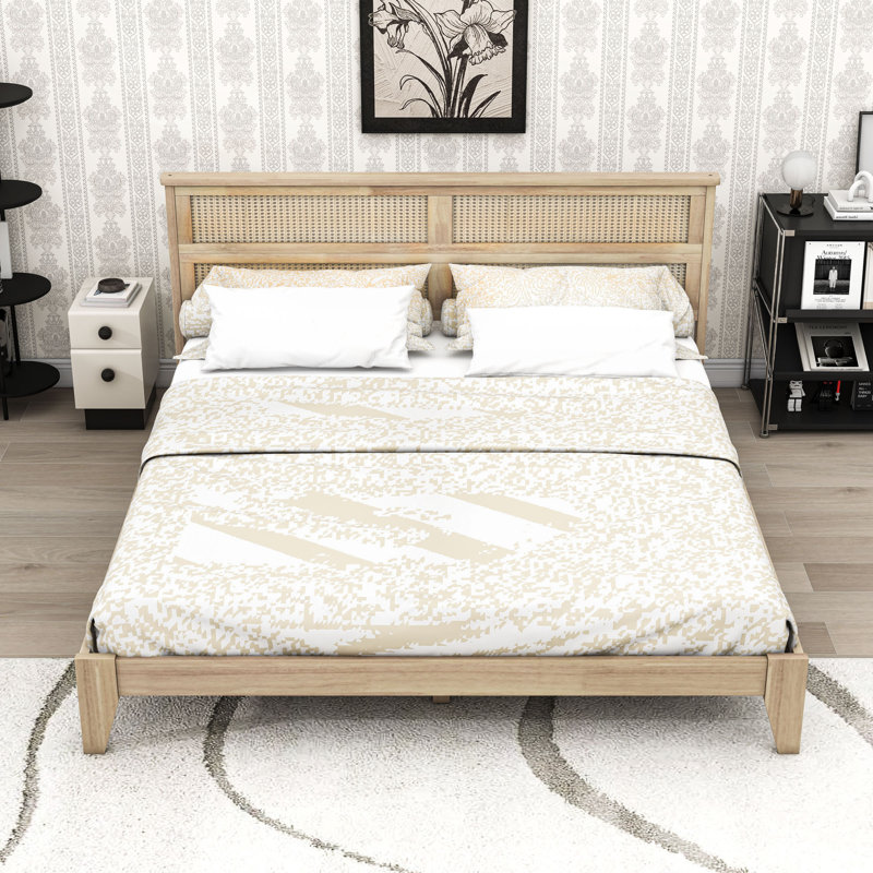 Lit plateforme en bois avec tête de lit en rotin, King
