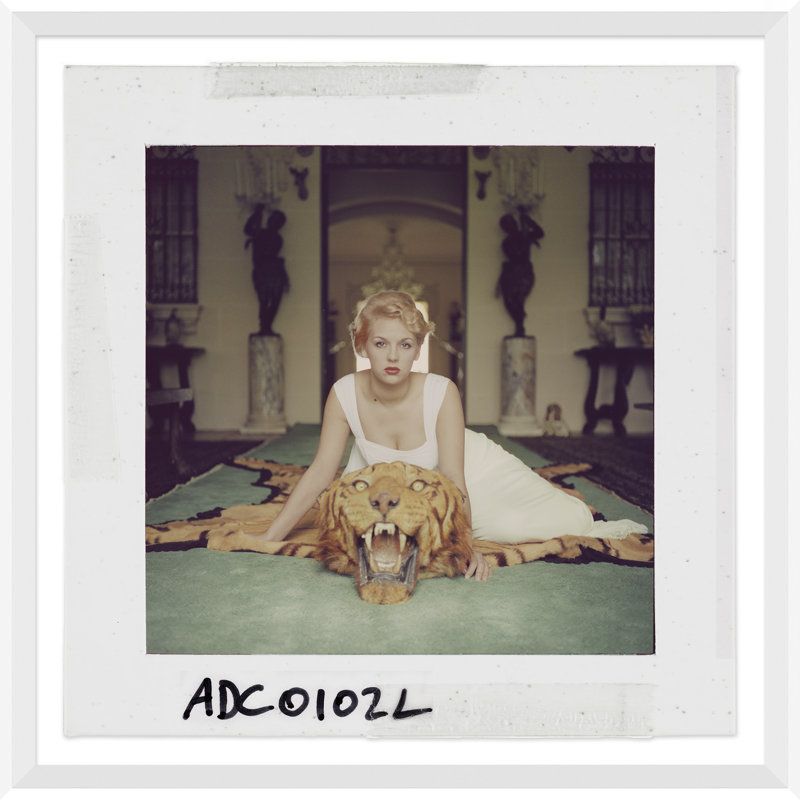 «Beauty and The Beast- Slide», Slim Aarons, 1 janvier 1950 - Photographie avec cadre