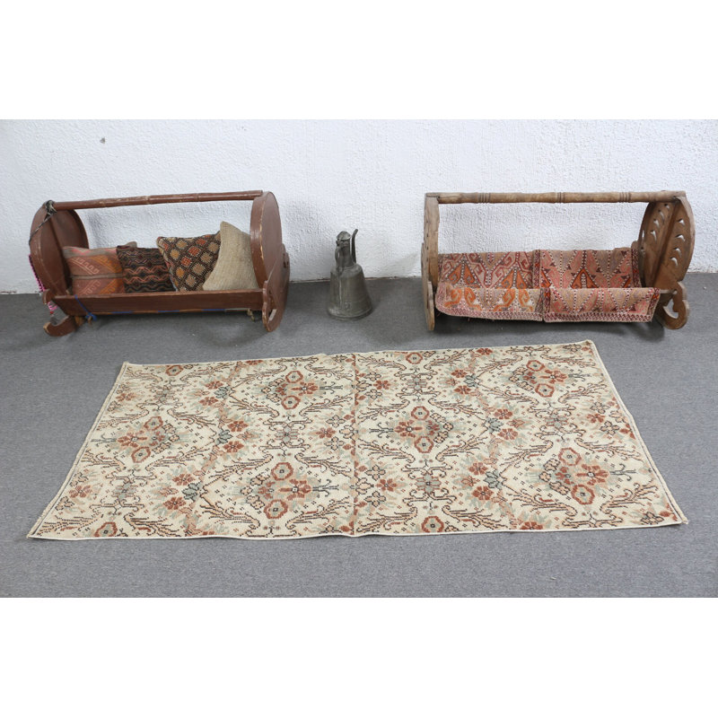 Bohemian Floor Decor: Elegant Cream Vintage Turkish Accent Rug with Floral Pattern for Elegant Home Decoration