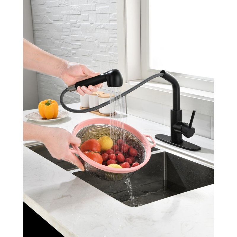 Robinet de cuisine noir mat avec douchette extractible à une poignée. Bec haut rotatif à 360 ° pour un accès facile à l'eau. Corrosion et rouille. Contrôlez facilement le débit de température