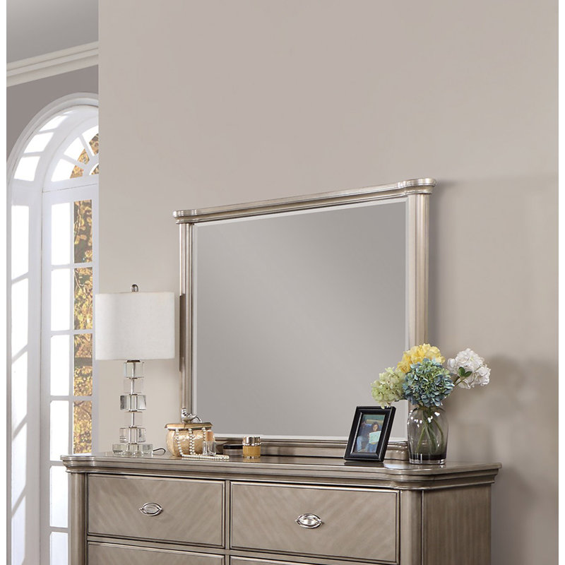 Commode de luxe avec finition argentée et champagne