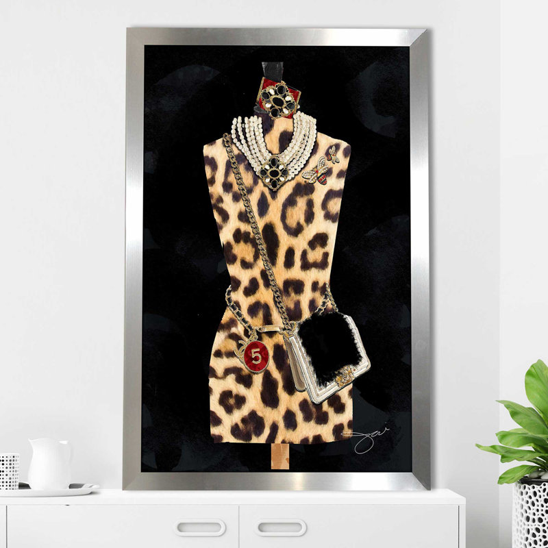 «Leopard Fashion (Vertical)» par Jodi - impression, H 27,5 po x l 21,5 po x P 0,75 po, Encadrement argenté