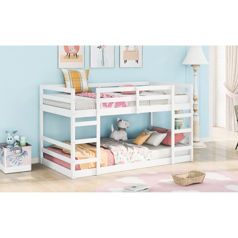 Lit simple au-dessus d'un lit superposé, finition blanche, fabrication en lit de pin robuste, garde-corps sur toute la longueur, lattes pour utilisation stable du matelas, apparence de l'option de mise à niveau de la chambre à coucher, construction robuste, sommeil de soutien, amélioration