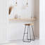 Tabouret de bar et de comptoir Geonna en bois massif, style selle, avec repose-pieds-343382046-366021819