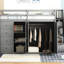 Lit mezzanine gris avec de nombreux espaces de rangement: armoires, armoires, tiroirs pour la chambre à coucher