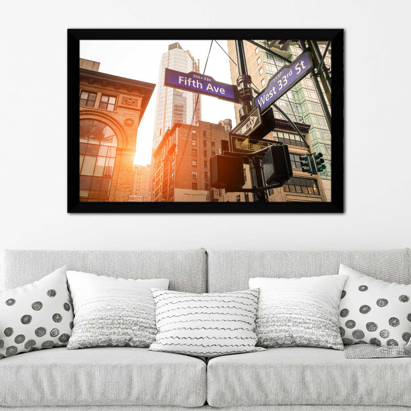 «Fifth and West 33rd», reproduction de photo encadrée, H 21,5 po x l 27,5 po x P 0,75 po, Cadre noir