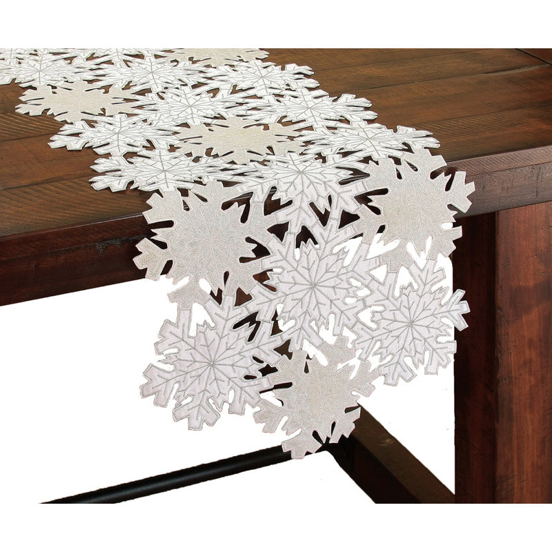 Chemin de table brodé à découpes motif flocons de neige scintillant, L 70 po x l 15 po