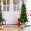 Arbre de Noël illuminé 4 pi avec base scintillante, 100 lumières DEL multicolores, baies rouges, pommes de pin et branches en PE / PVC, arbre de Noël