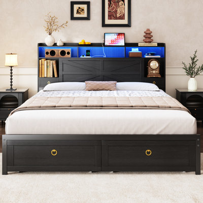 Lit très grand avec 2 tiroirs de pied de lit et tête de lit avec rangement, station de charge USB + AC, lumières APP et télécommande RVB, lit plateforme de style campagnard industriel, silencieux, aucun sommier nécessaire
