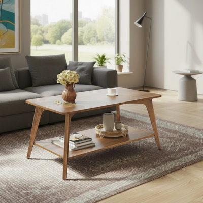 Cette table basse brun miel pour le salon dispose d'un rangement double couche pour plus d'espace. Ses pieds fuselés et ses coins arrondis respirent la qualité. Facile à assembler, il permet d'économiser temps et effort et s'harmonise avec divers styles de salon.
