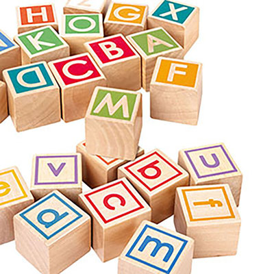 Hape: Chariot à tirer avec blocs empilables - jouet en bois, blocs de lettres ABC, chargement dans une remorque à cordes et à emporter, intérieur / extérieur, enfants en bas âge 2 ans et plus